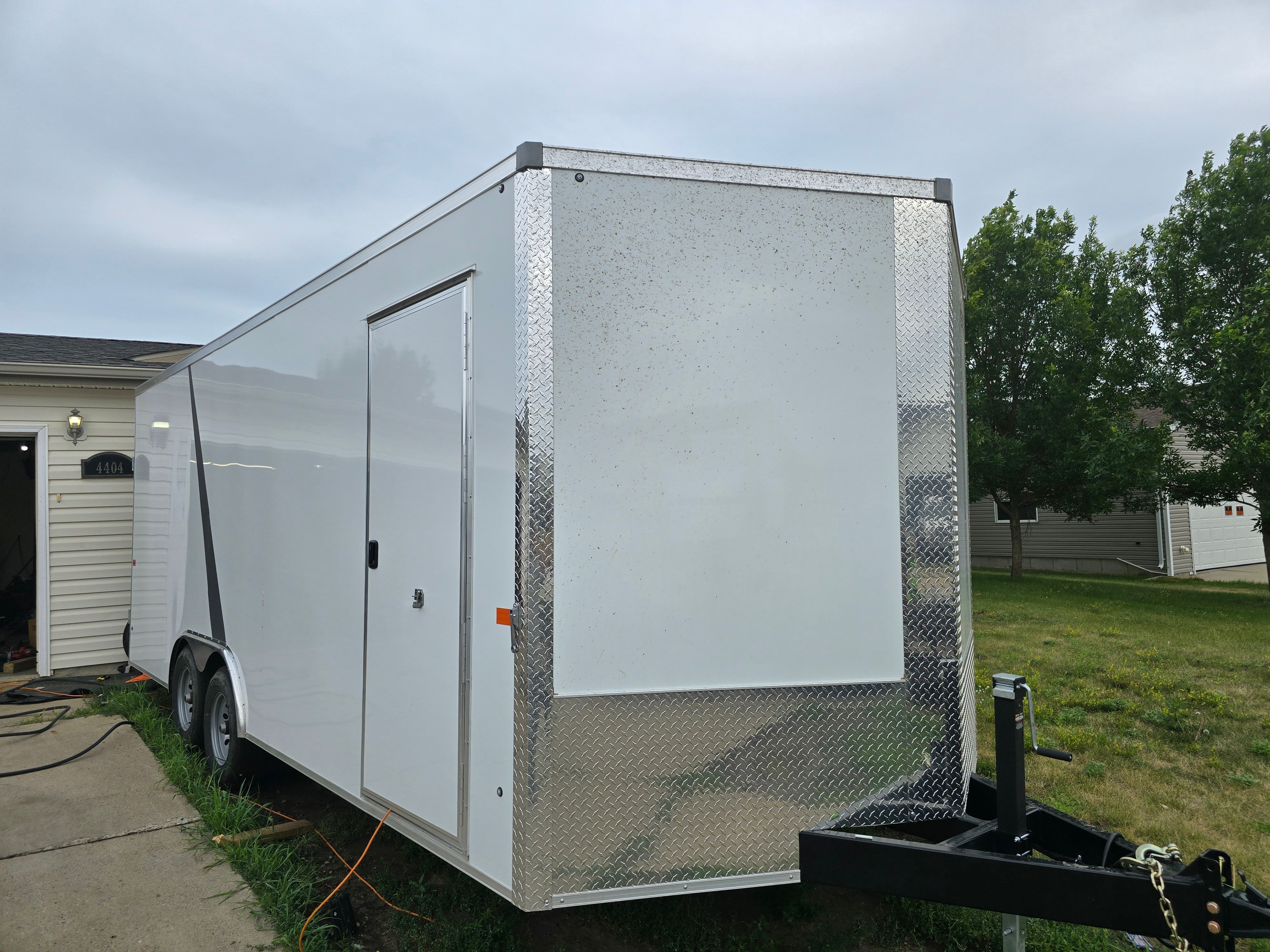 8.5x20ft Enclosed Trailer thumbnail 2